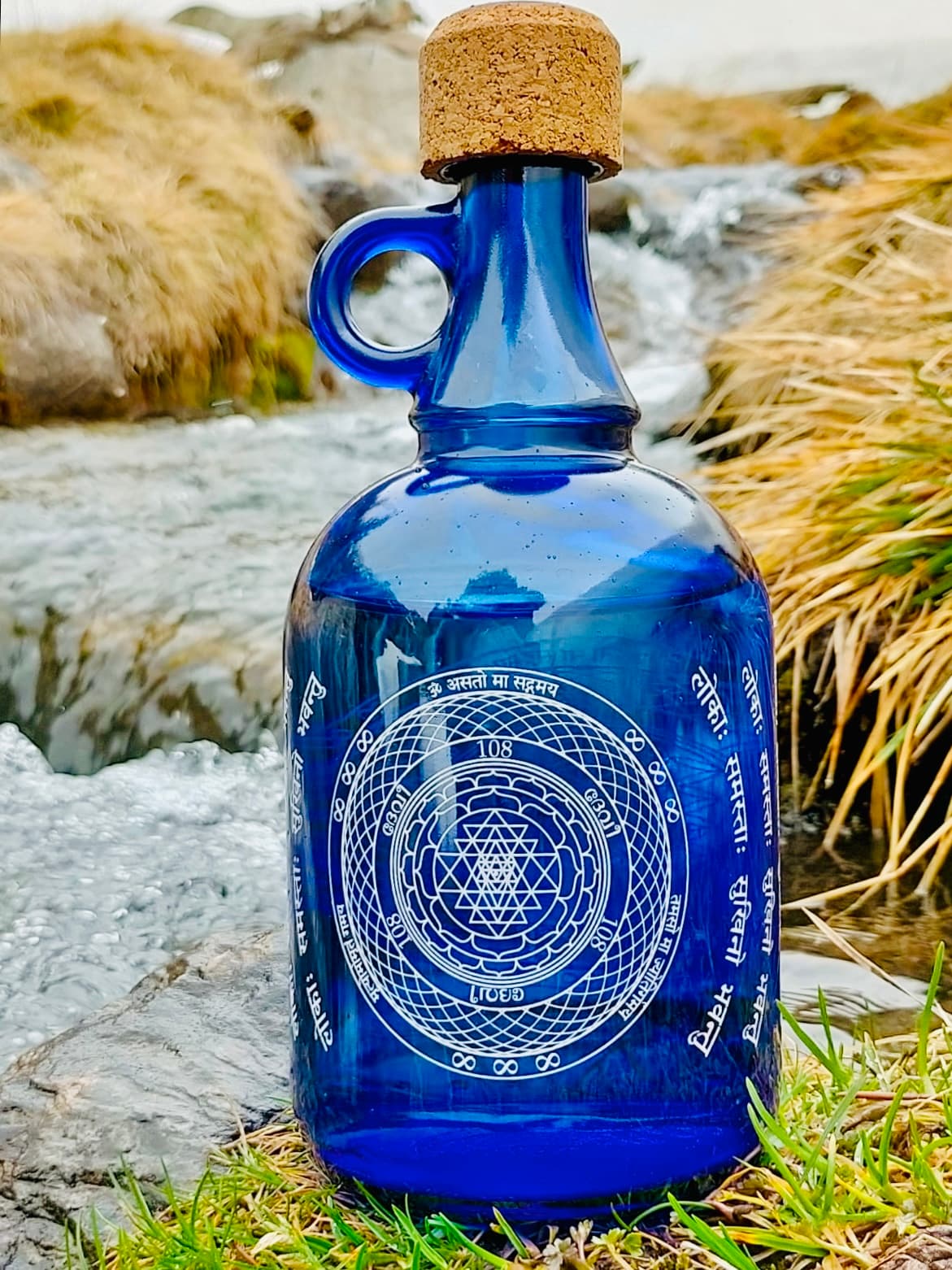 Botella Devi en un manantial de agua clara, símbolos sagrados grabados