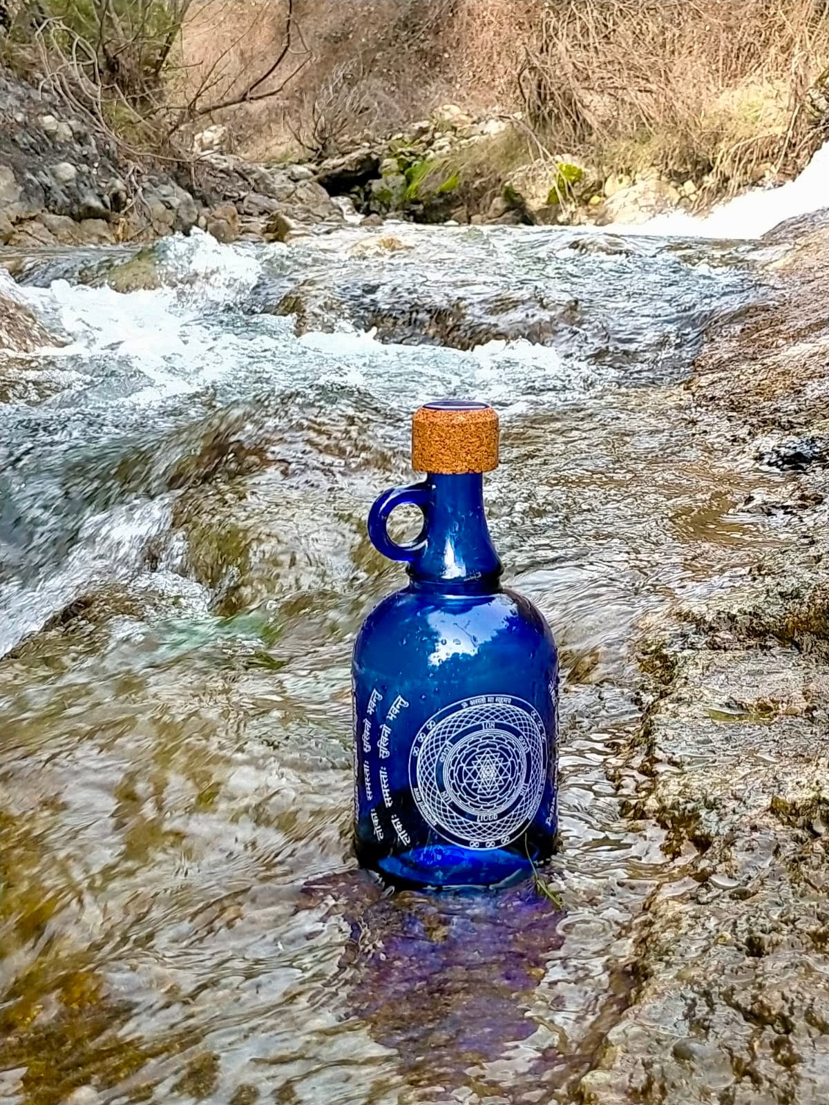 Botella Devi de cristal cobalto en un manantial, con el grabado de Sri Yantra
